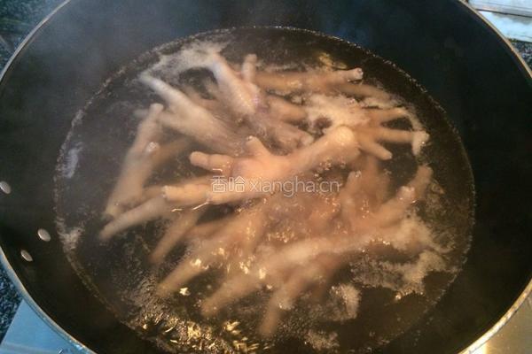 芋头烧鸡爪的做法图解1
