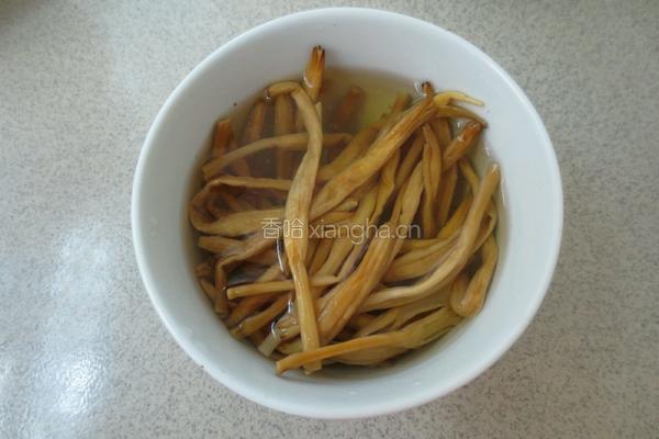 黄花炒肉的做法图解1