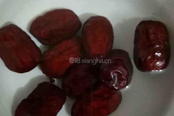 牛奶炖红枣木瓜的做法图解1