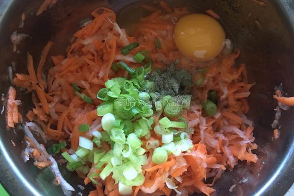油炸双色素丸子的做法图解3