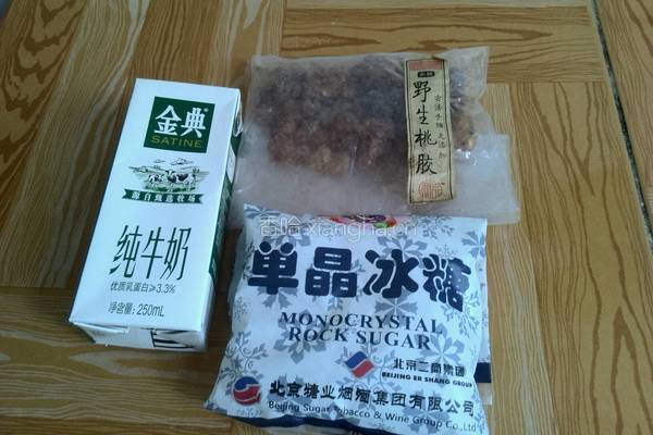 冰糖牛奶炖桃胶的做法图解1
