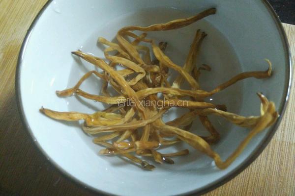 猪骨炖黄花菜的做法图解2
