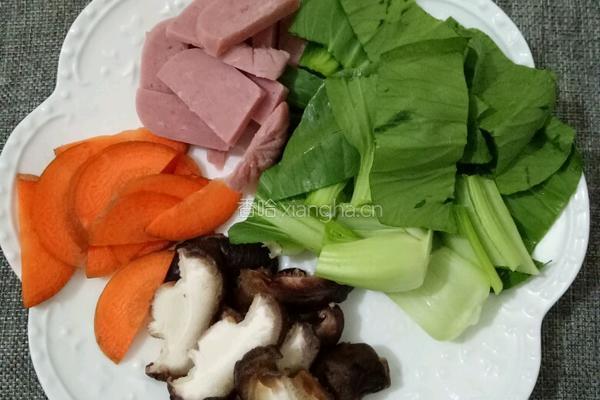 腊肉煲汤的做法图解2