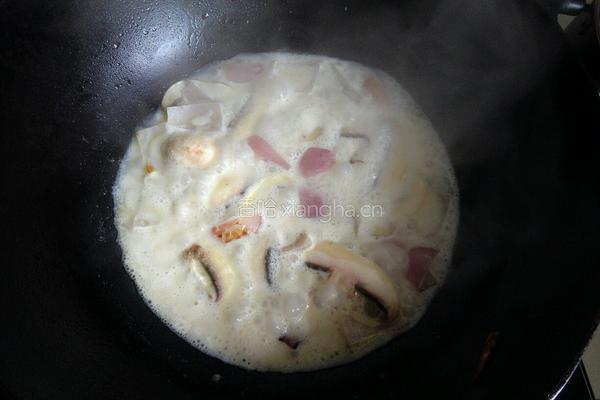 奶油蘑菇拌乌冬的做法图解4