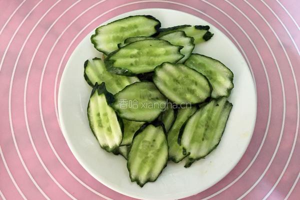 黄瓜虾仁汤的做法图解1