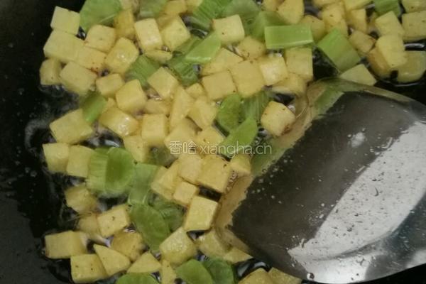 油渣土豆炒莴笋的做法图解4