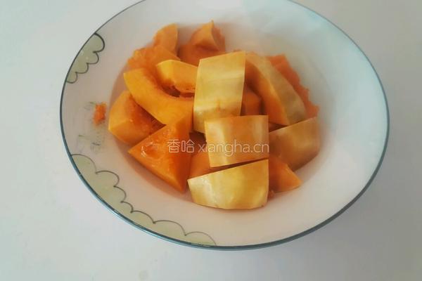 南瓜玉米排骨汤的做法图解2