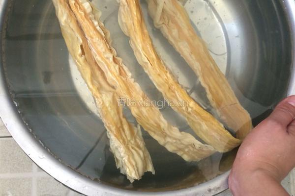 牛腩炖腐竹的做法图解1