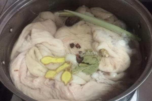 卤猪肠的做法图解1