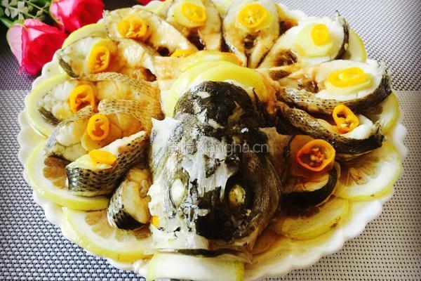 清蒸柠檬鲈鱼的做法图解6