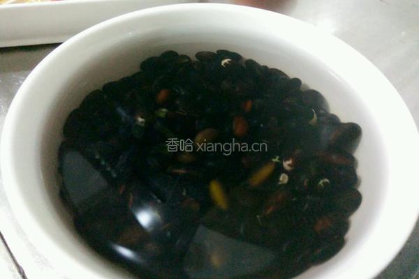 排骨黑豆汤的做法图解2