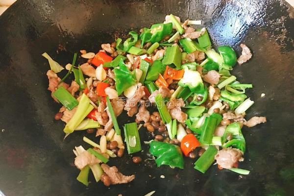 蒜瓣炒肉的做法图解5