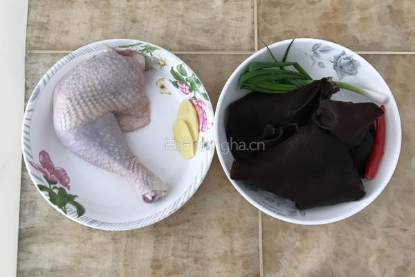 黑木耳蒸滑鸡腿的做法图解1