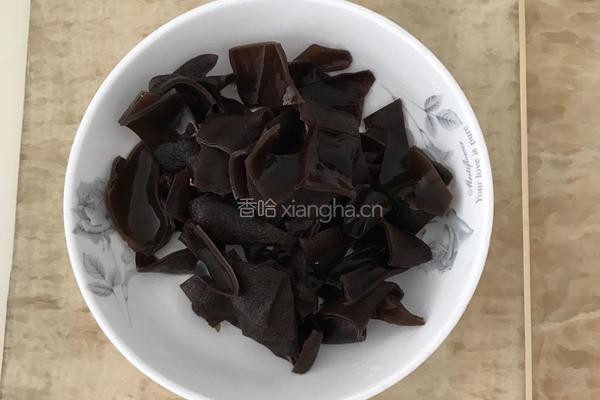 黑木耳蒸滑鸡腿的做法图解3