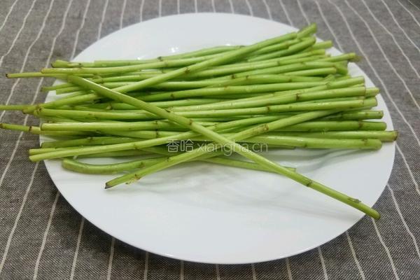藜蒿炒腊肉的做法图解3