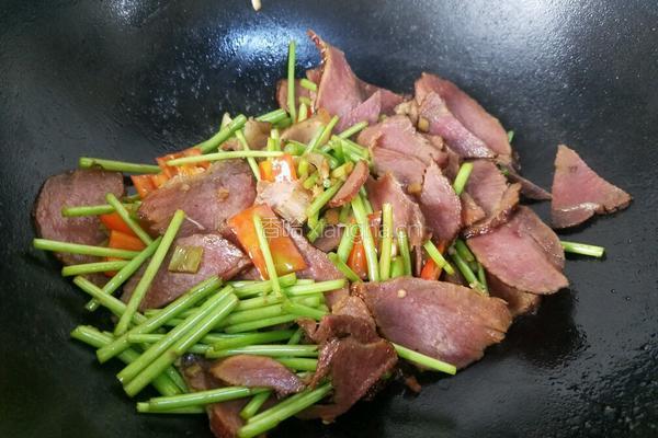 藜蒿炒腊肉的做法图解10