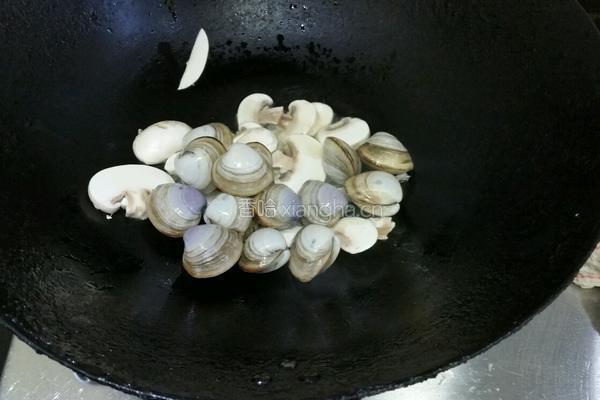 蘑菇豆腐海鲜汤的做法图解4