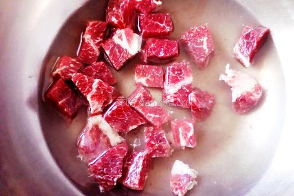 咖喱土豆牛肉汤的做法图解1
