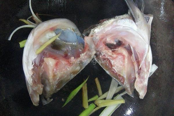 酸笋鱼头汤的做法图解3