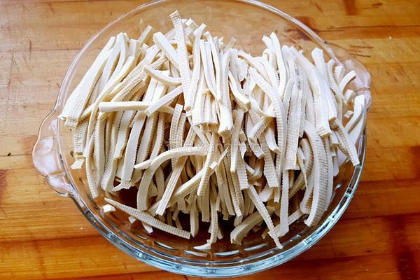 西芹炒豆腐皮的做法图解2