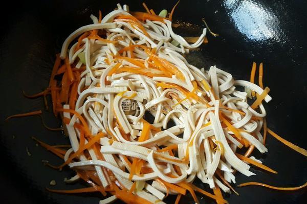 胡萝卜炒豆腐皮的做法图解9