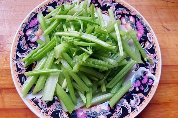 西芹炒豆腐皮的做法图解1