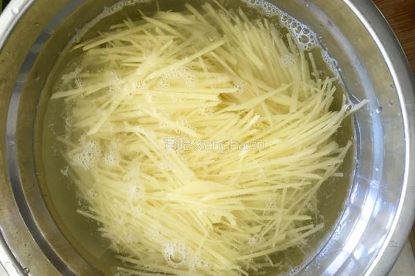 酸菜炒土豆丝的做法图解3