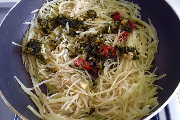 酸菜炒土豆丝的做法图解10