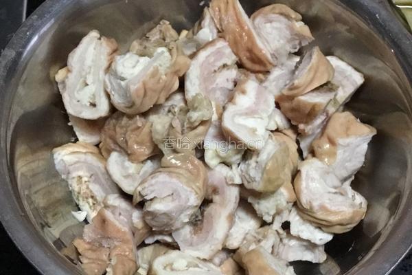 红油肥肠面的做法图解1