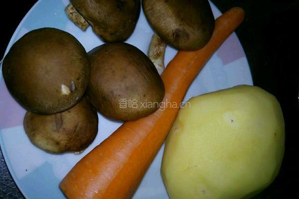 土豆蘑菇炖鸡块的做法图解1