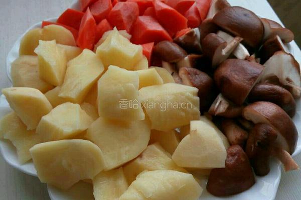 土豆蘑菇炖鸡块的做法图解2