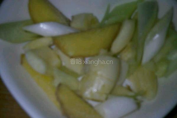土豆蘑菇炖鸡块的做法图解3