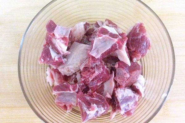 牛肉炖玉米的做法图解1