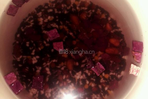 紫薯黑米粥的做法图解2