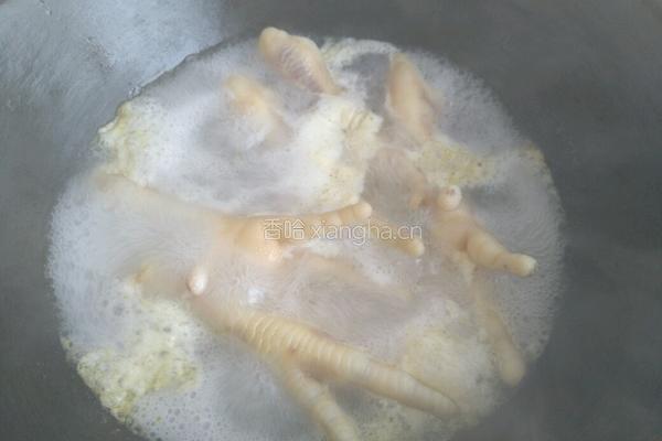 花生炖鸡脚的做法图解4