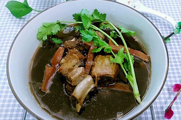 黑蒜煲排骨響螺片湯的做法图解6