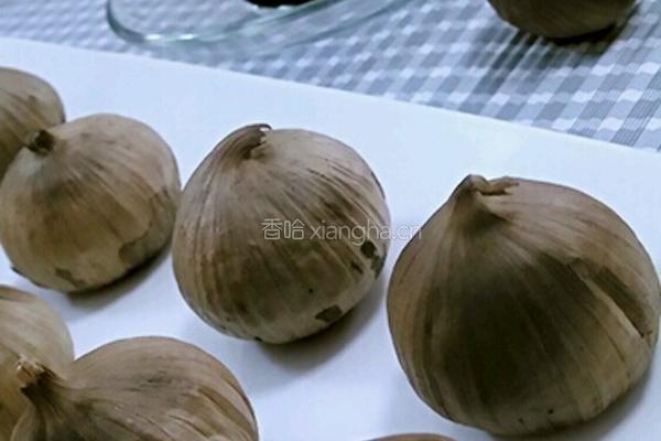 黑蒜煲排骨響螺片湯的做法图解3