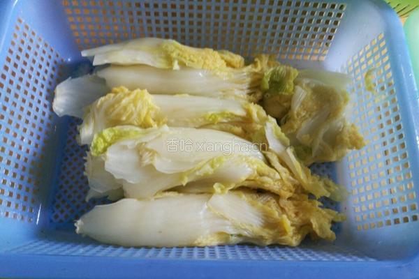白菜猪肉水饺的做法图解1