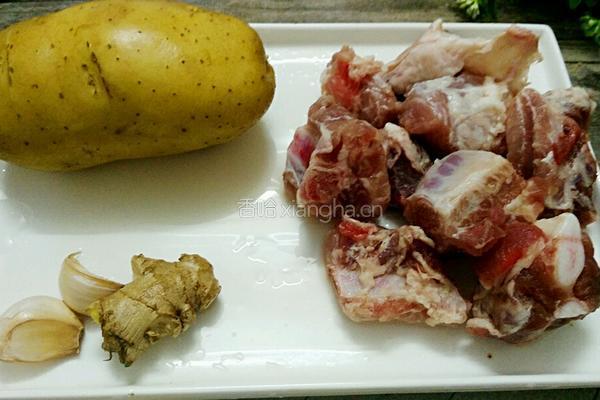 排骨土豆的做法图解1