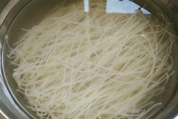 粉丝炒包菜的做法图解1
