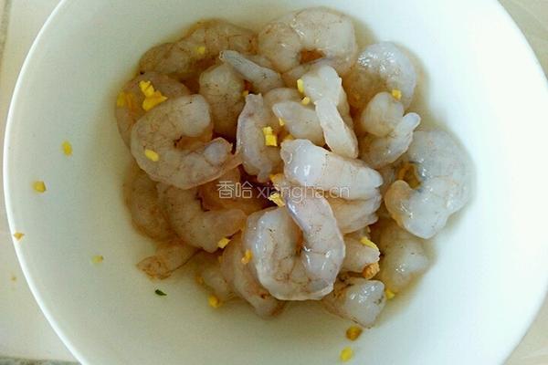 菠萝虾仁的做法图解1
