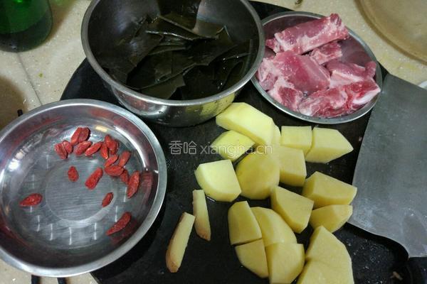 排骨海带土豆汤的做法图解1