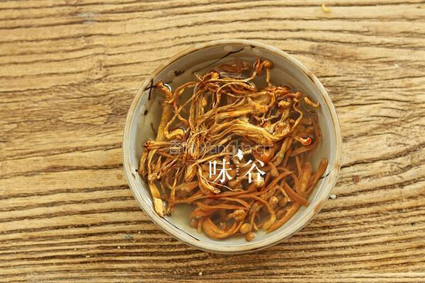 虫草鸽子汤的做法图解2
