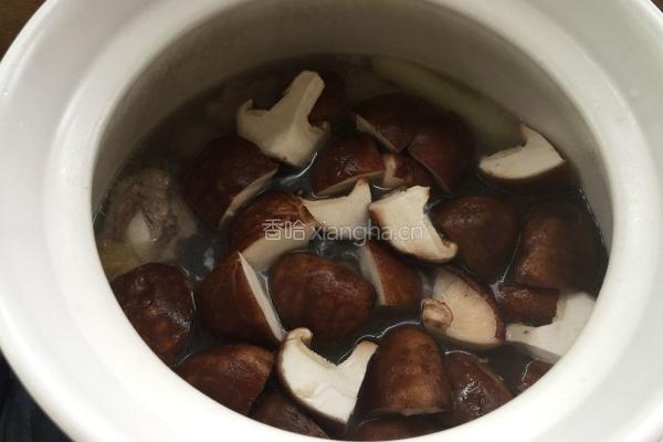 香菇排骨汤煲的做法图解4