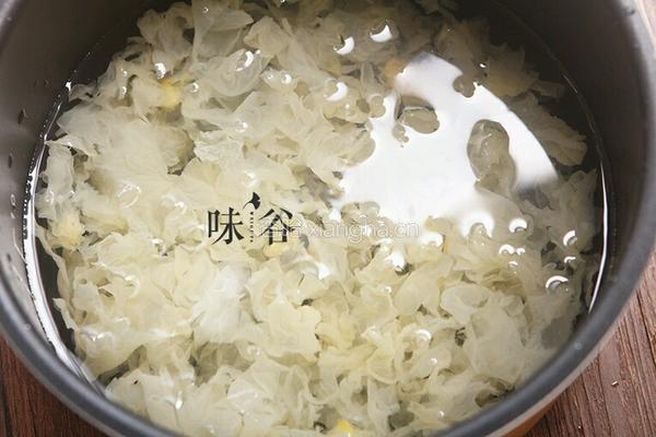 百合雪梨银耳糖水的做法图解3