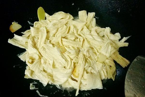 尖椒炒腐竹的做法图解6