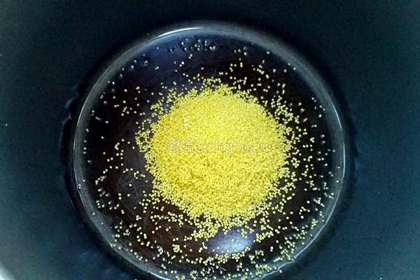 小米稀饭熬的做法图解1