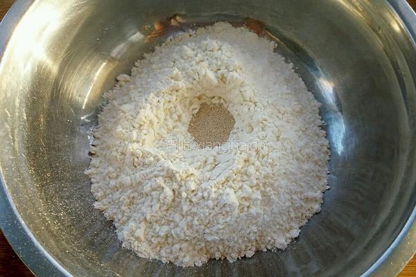 红萝卜冬菇肉馅饼的做法图解1