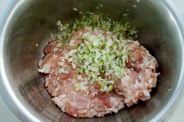 红萝卜冬菇肉馅饼的做法图解7
