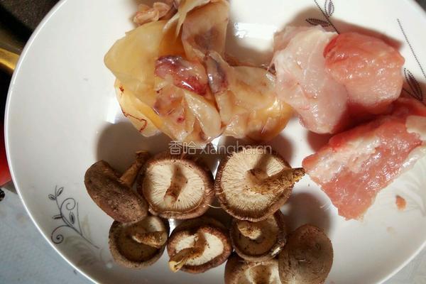 焖冬菇的做法图解1